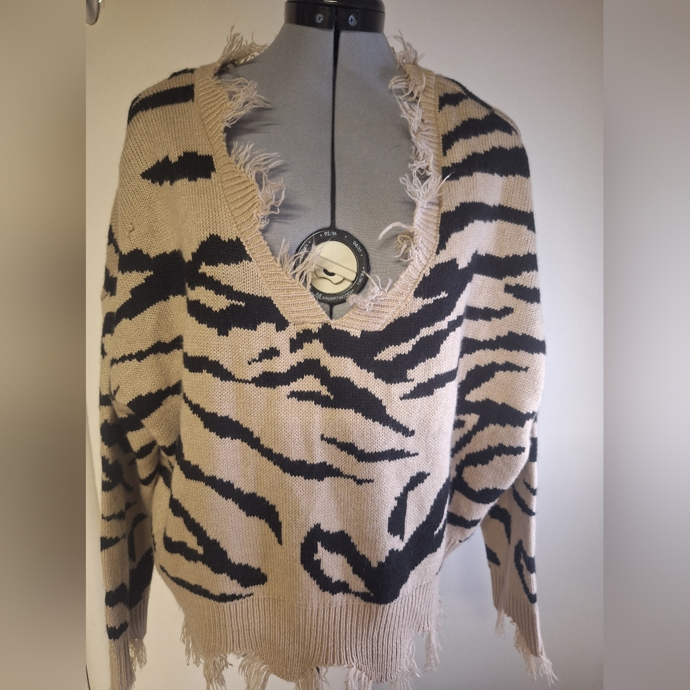 Polly& Esther Destresed Cropped Animal Print Sweater Size Large